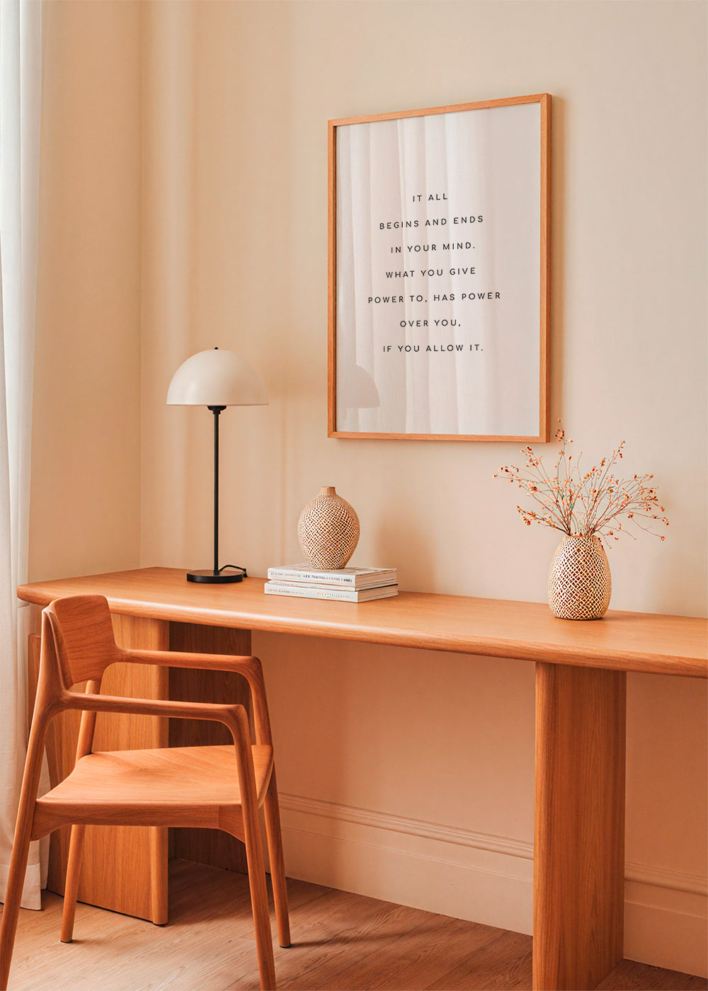 Minimalistyczny plakat z cytatem na środku