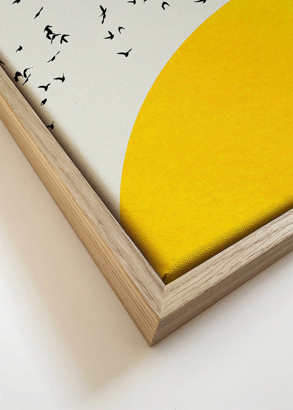 Ilustracja stada ptaków nad minimalistycznym słońcem