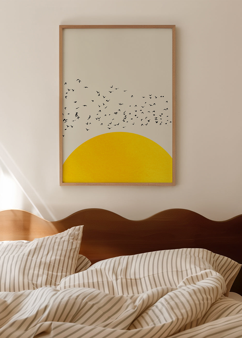 Ilustracja stada ptaków nad minimalistycznym słońcem