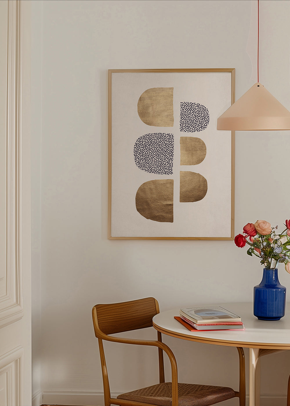 Plakat geometryczny ze złotymi kształtami