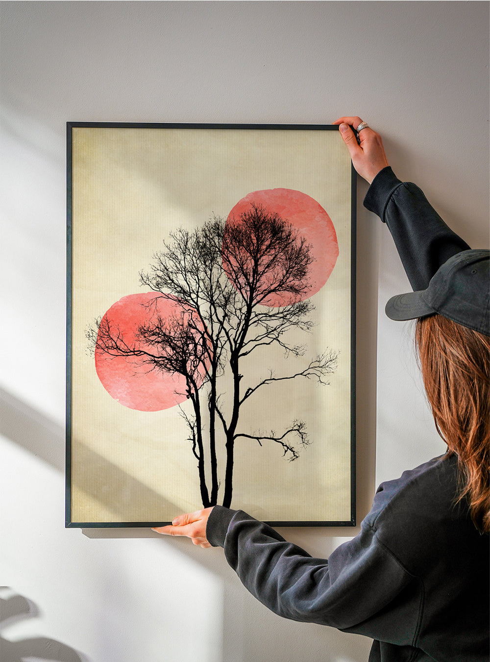Plakat botaniczny drzewo sylwetka z koralowymi księżycami