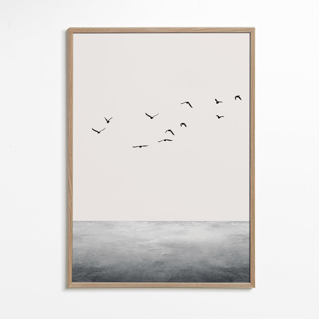 Minimalistyczny plakat z lecącymi ptakami nad spokojnym horyzontem
