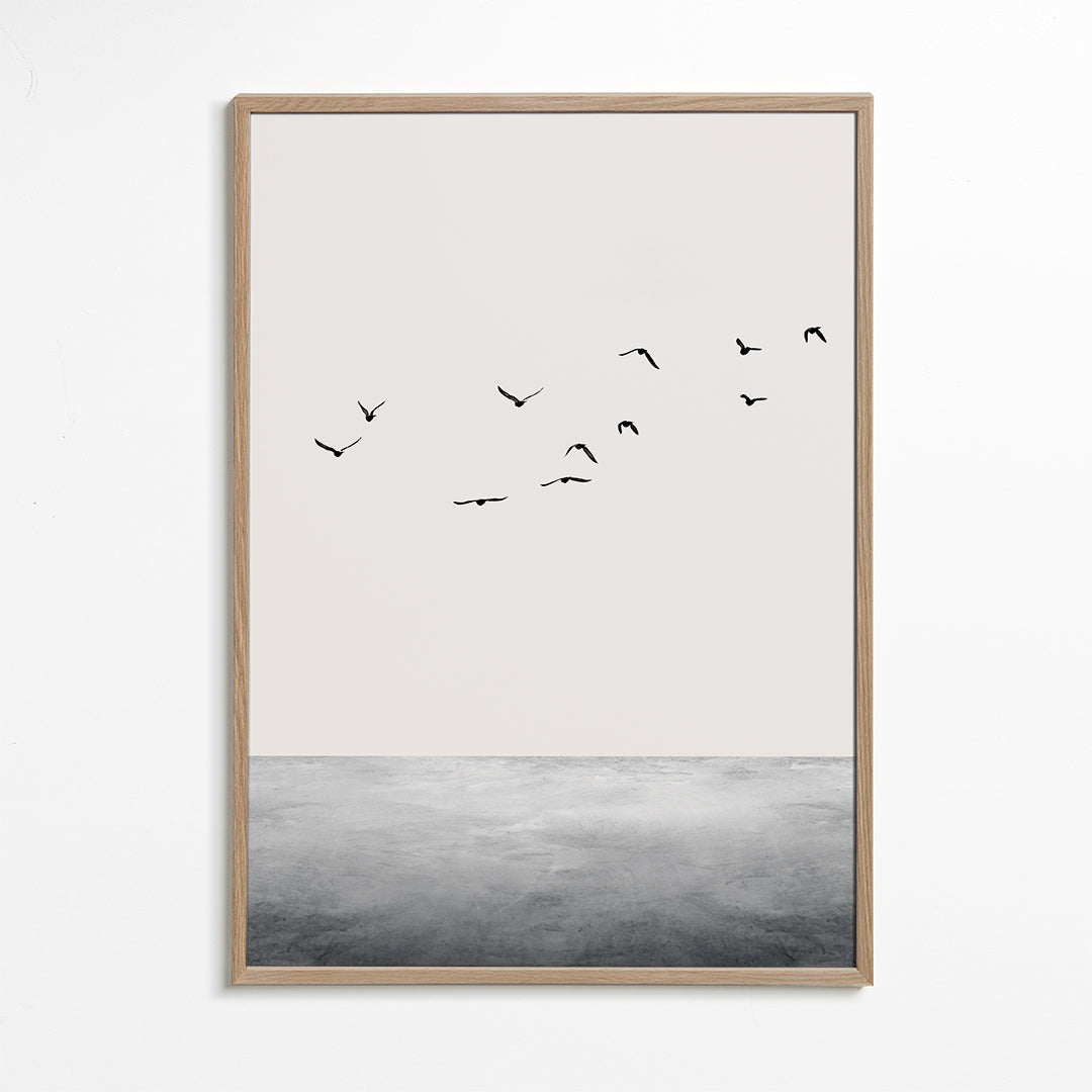 Minimalistyczny plakat z lecącymi ptakami nad spokojnym horyzontem