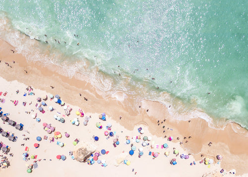 Sztuka krajobrazu — Plaża z lotu ptaka z kolorowymi parasolami