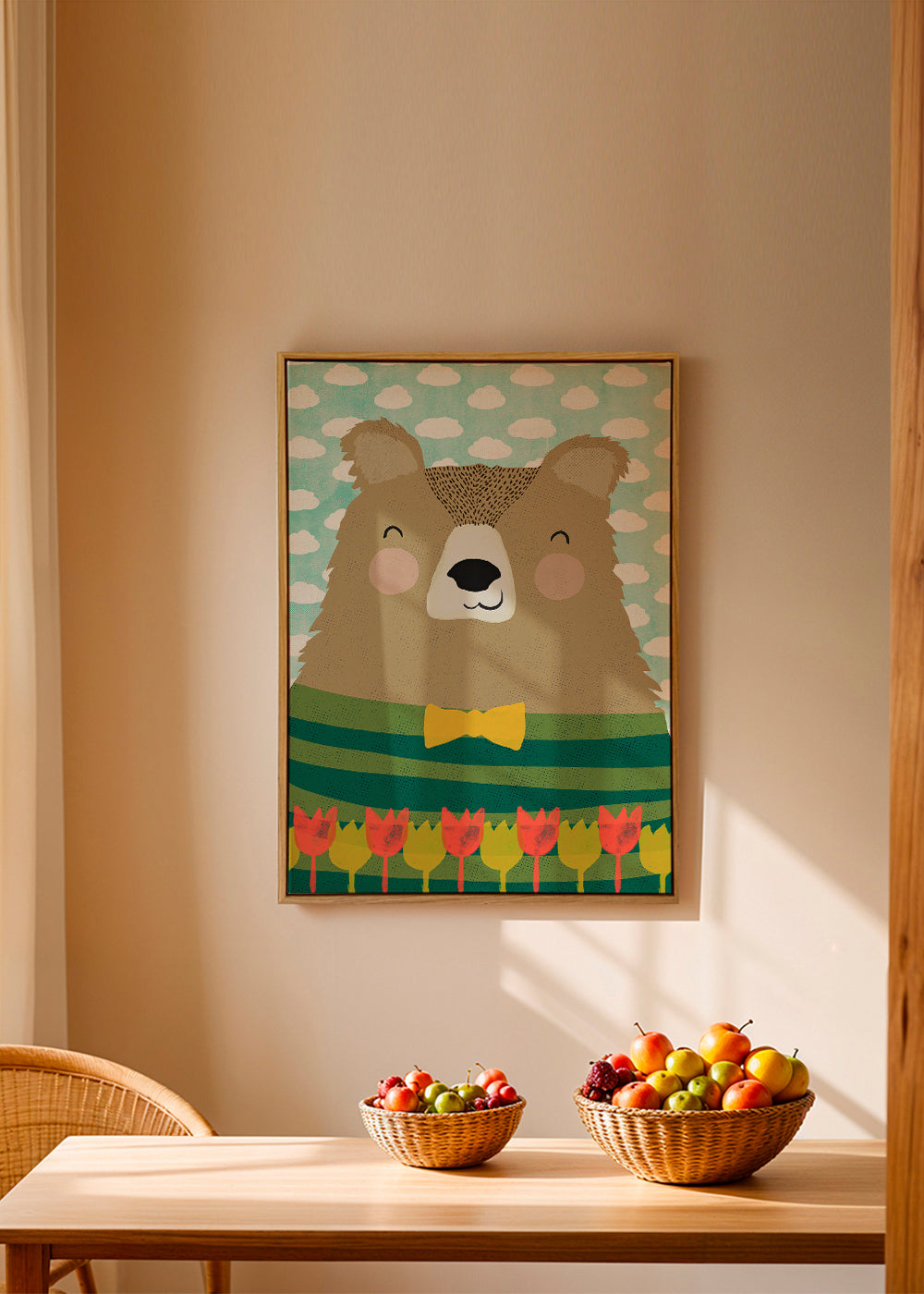 Plakat dziecięcy uśmiechnięty miś z tulipanami