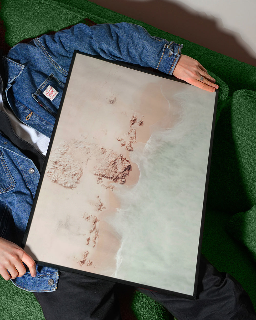 Sztuka krajobrazu: nadmorska linia brzegowa z różowym piaskiem