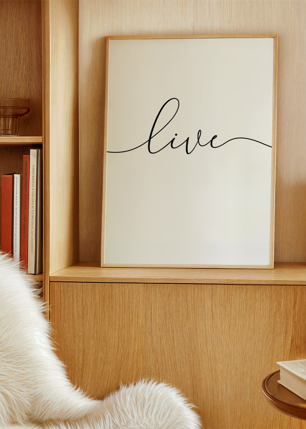 Minimalistyczny plakat z napisem 'Live'