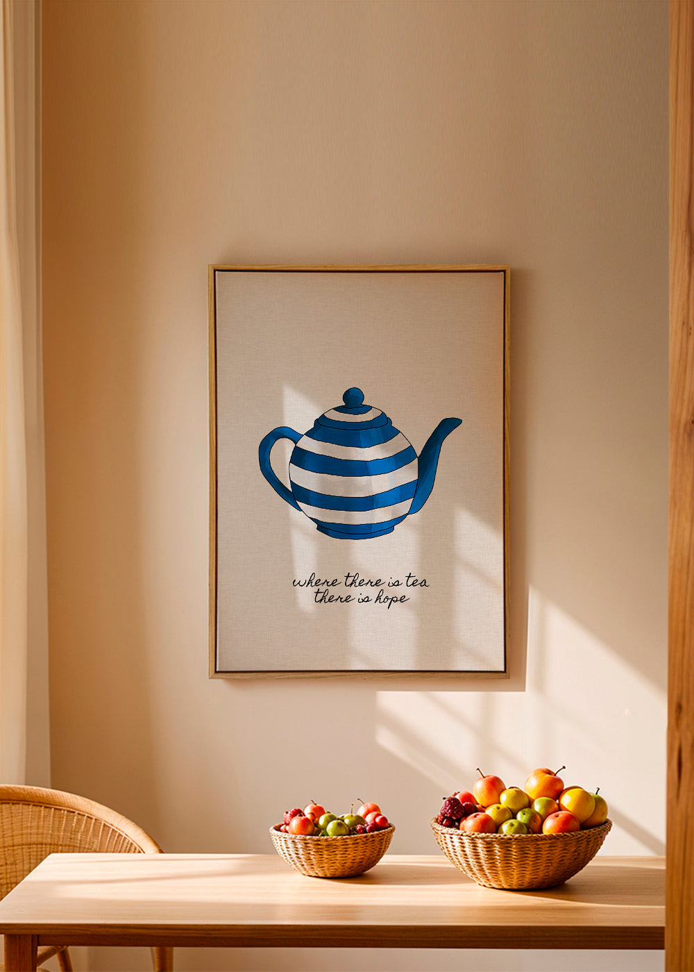 Sztuka do kuchni: niebieski dzbanek w paski z cytatem