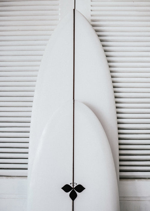 Sztuka sportowa: minimalistyczne deski surfingowe