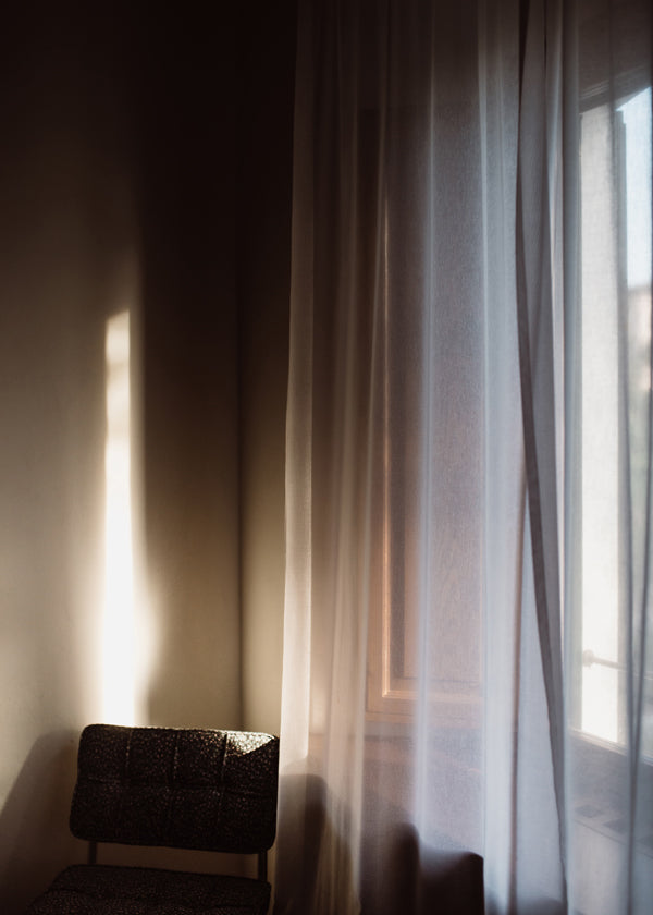 Fotografia okna i zasłony ze miękkim światłem