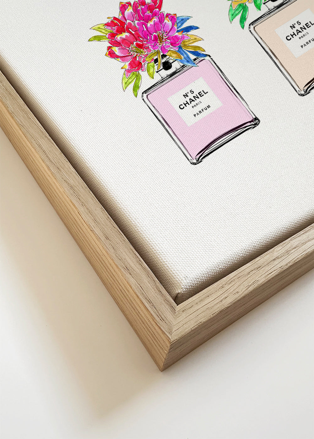 Ilustracja butelek perfum z kwiatami