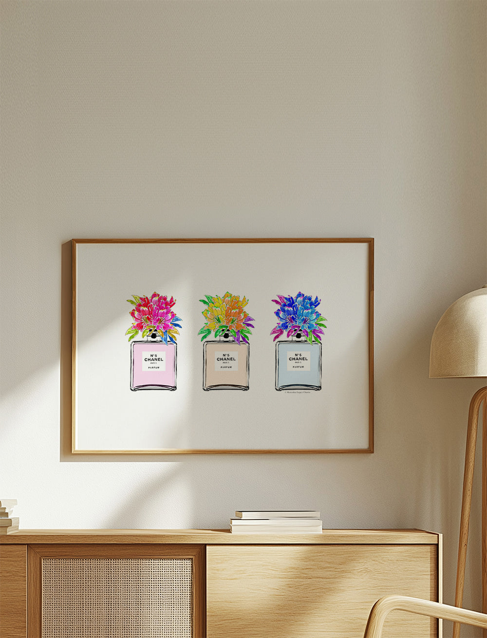 Ilustracja butelek perfum z kwiatami