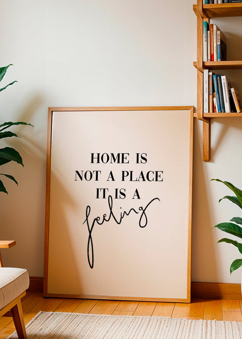 Czarno-biała grafika z cytatem typograficznym "Home is a feeling"