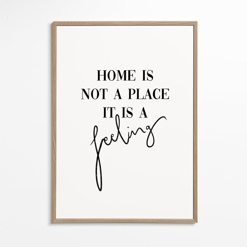 Czarno-biała grafika z cytatem typograficznym "Home is a feeling"