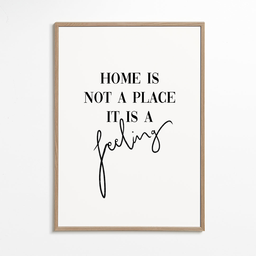 Czarno-biała grafika z cytatem typograficznym "Home is a feeling"