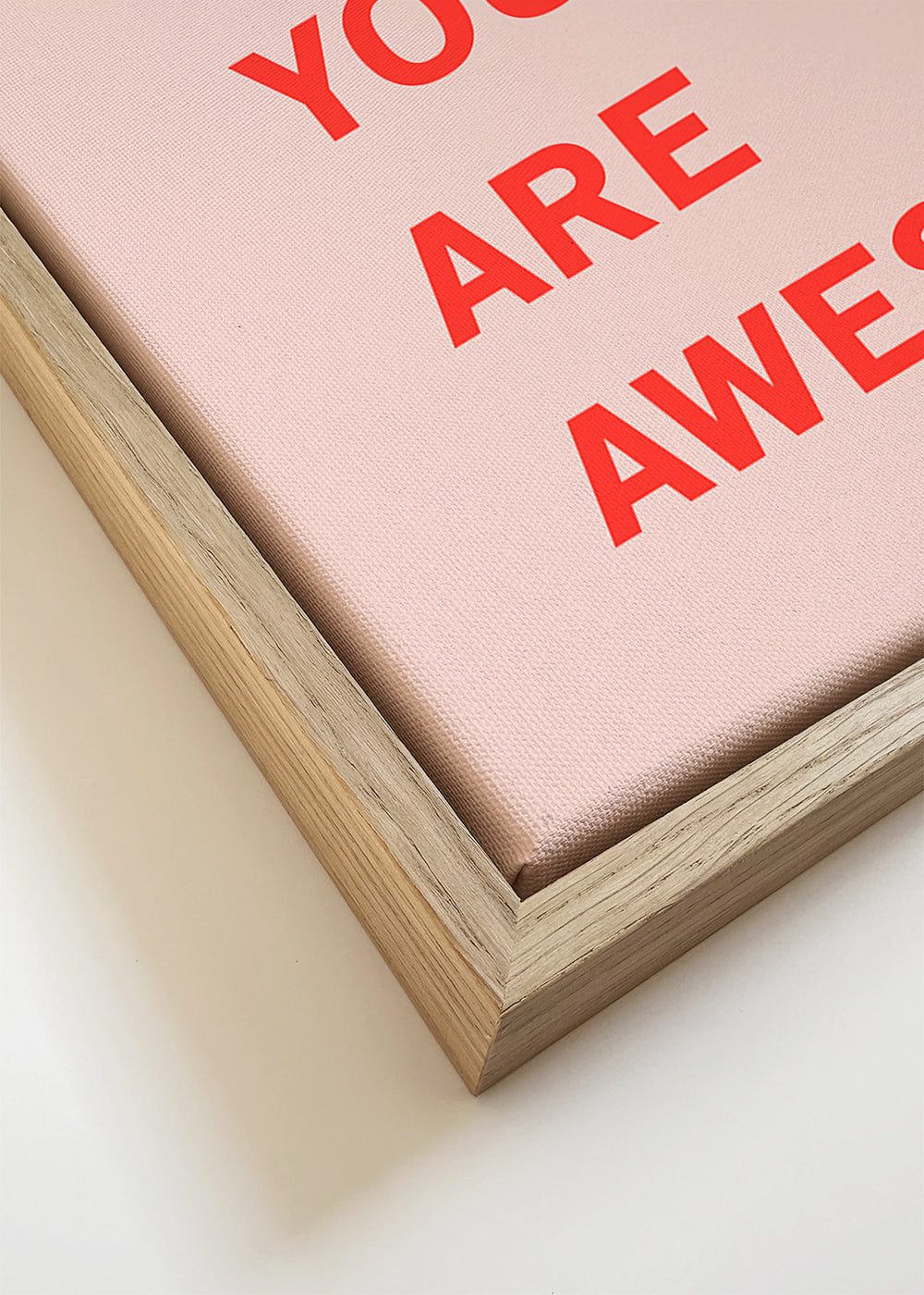 Grafika typograficzna: czerwony cytat na różu