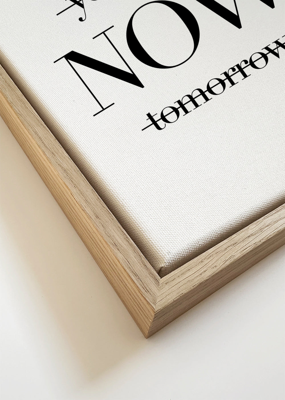 Minimalistyczny plakat NOW typografia