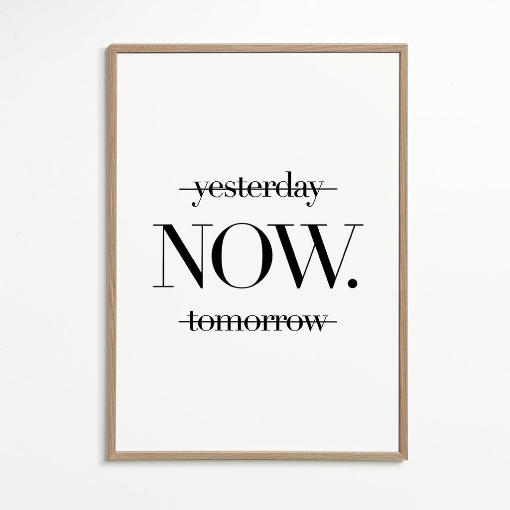 Minimalistyczny plakat NOW typografia
