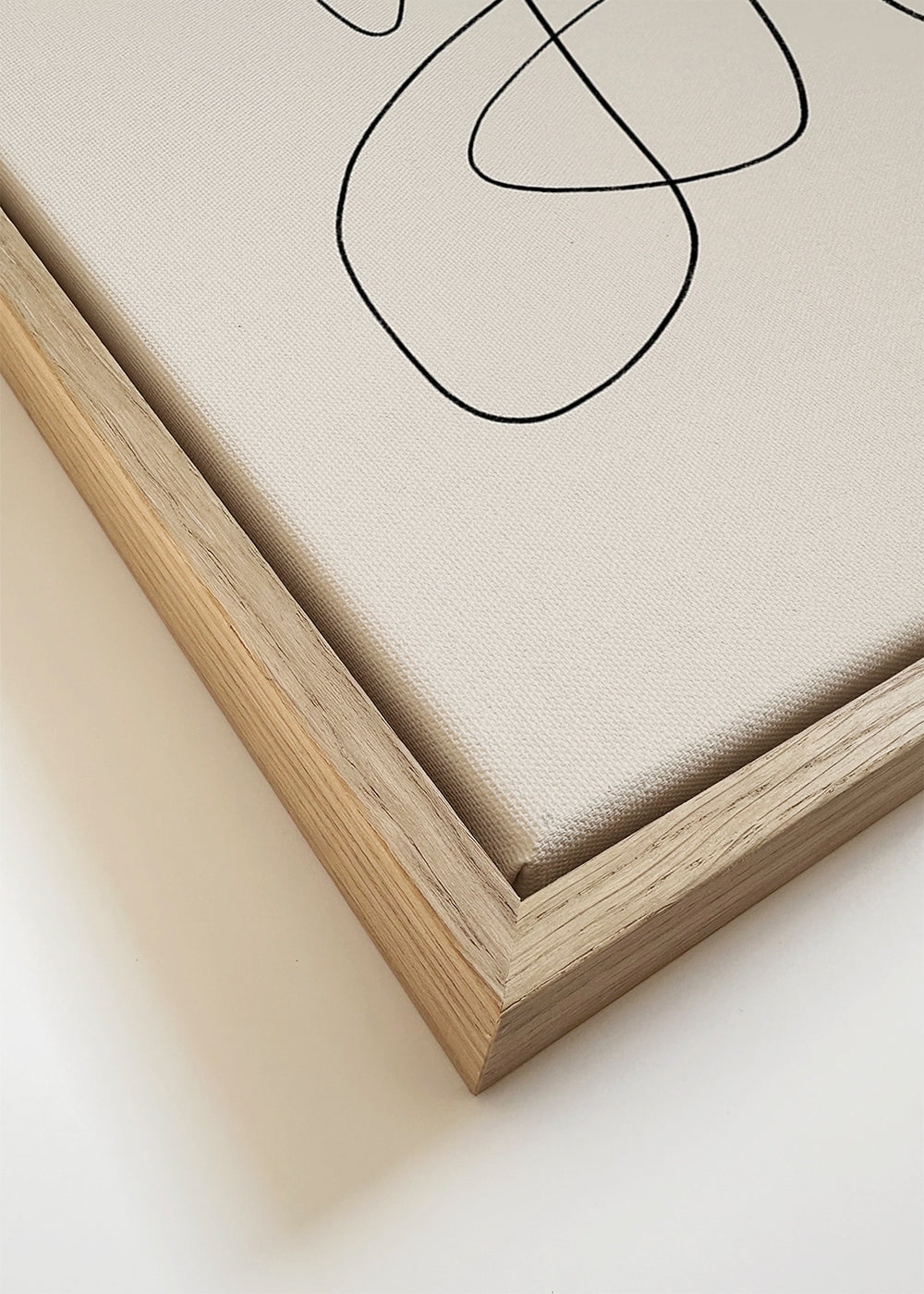 Minimalistyczny design z ciągłą linią na beżowym tle
