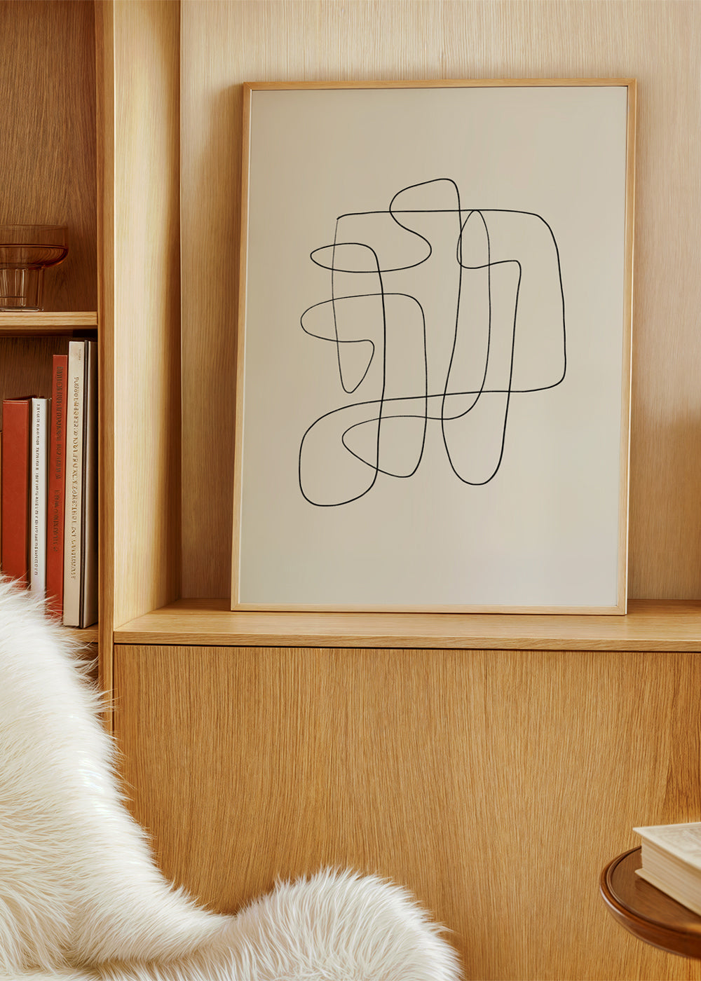 Minimalistyczny design z ciągłą linią na beżowym tle