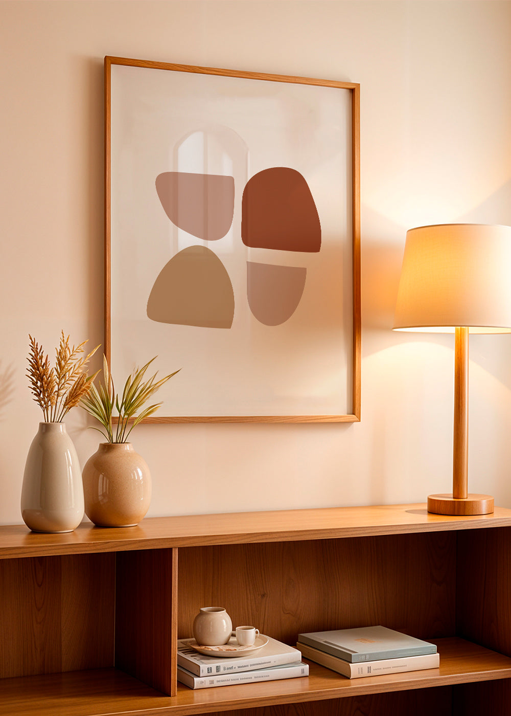 Plakat minimalistyczny z organicznymi kształtami w beżu i terakocie