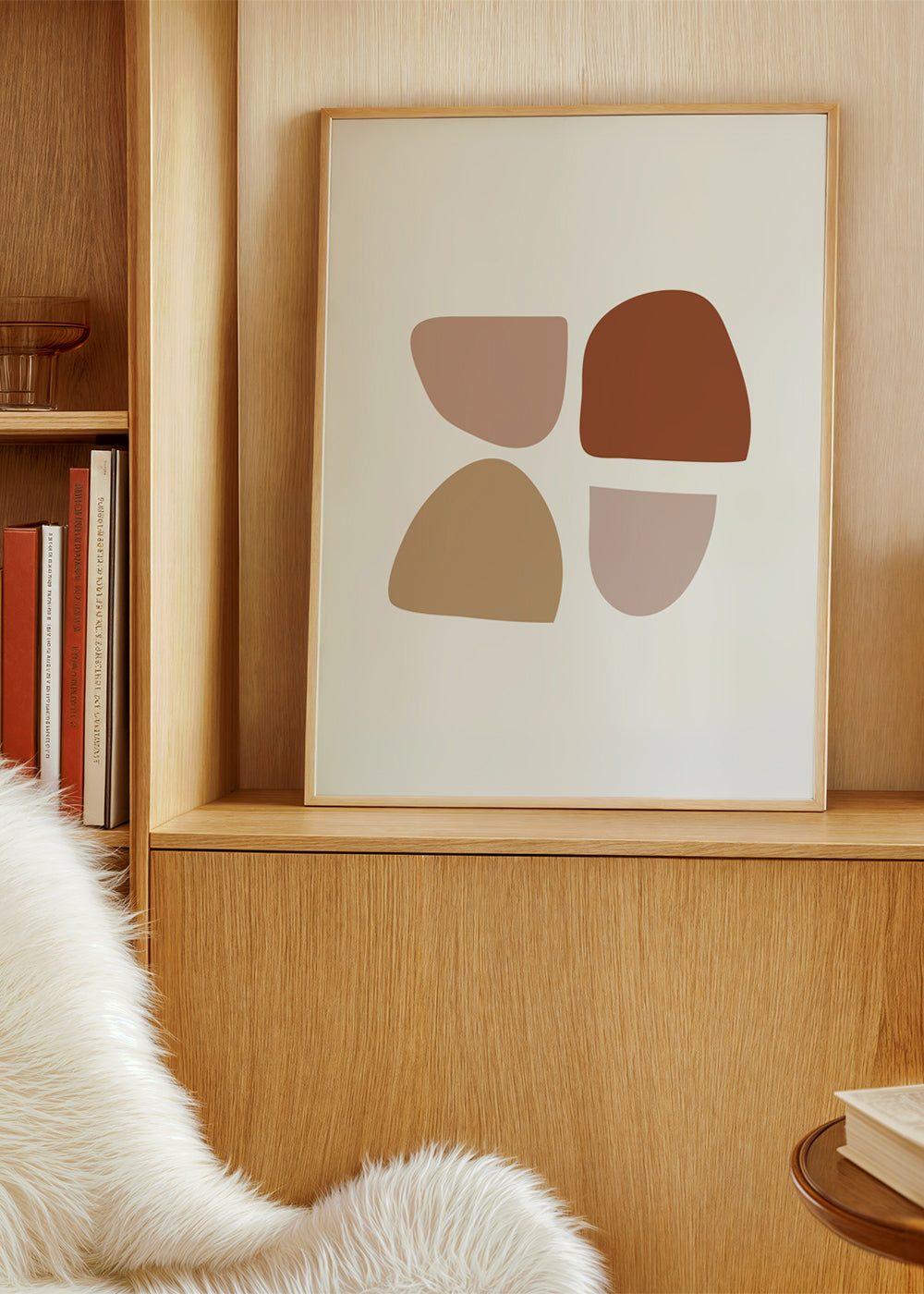Plakat minimalistyczny z organicznymi kształtami w beżu i terakocie