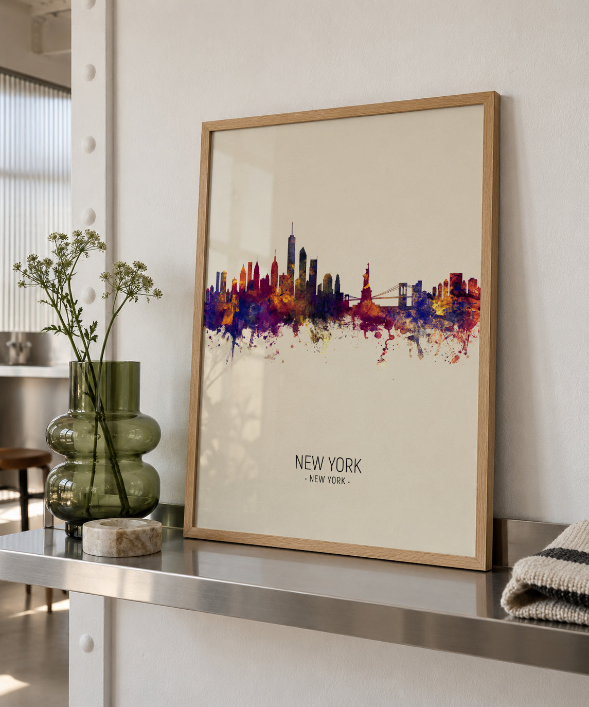 New York Skyline en beige - Framed poster in an interior
