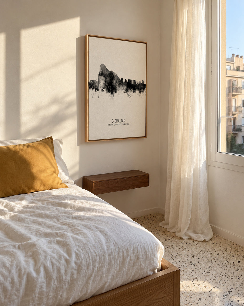 Gibraltar Skyline blanco y negro - Framed canvas in an interior