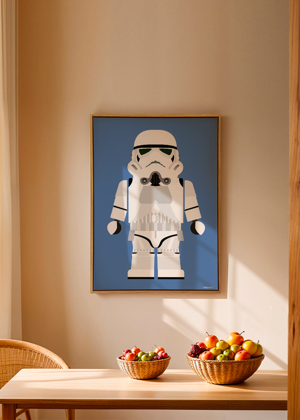 Plakat dziecięcy Stormtrooper zabawka na niebieskim tle