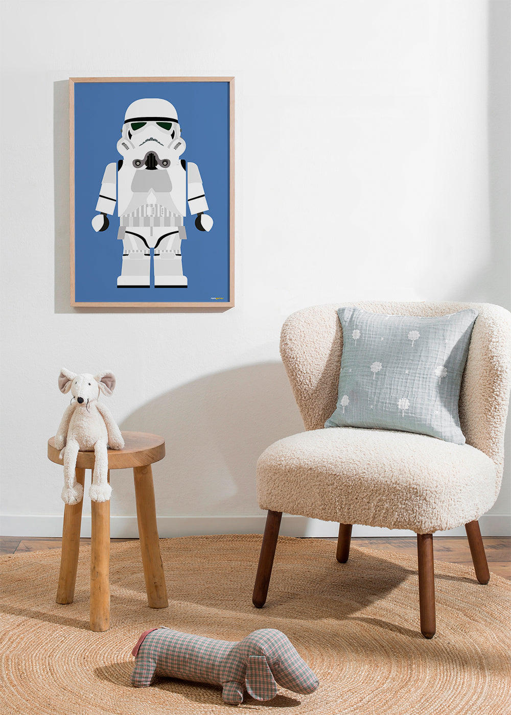 Plakat dziecięcy Stormtrooper zabawka na niebieskim tle