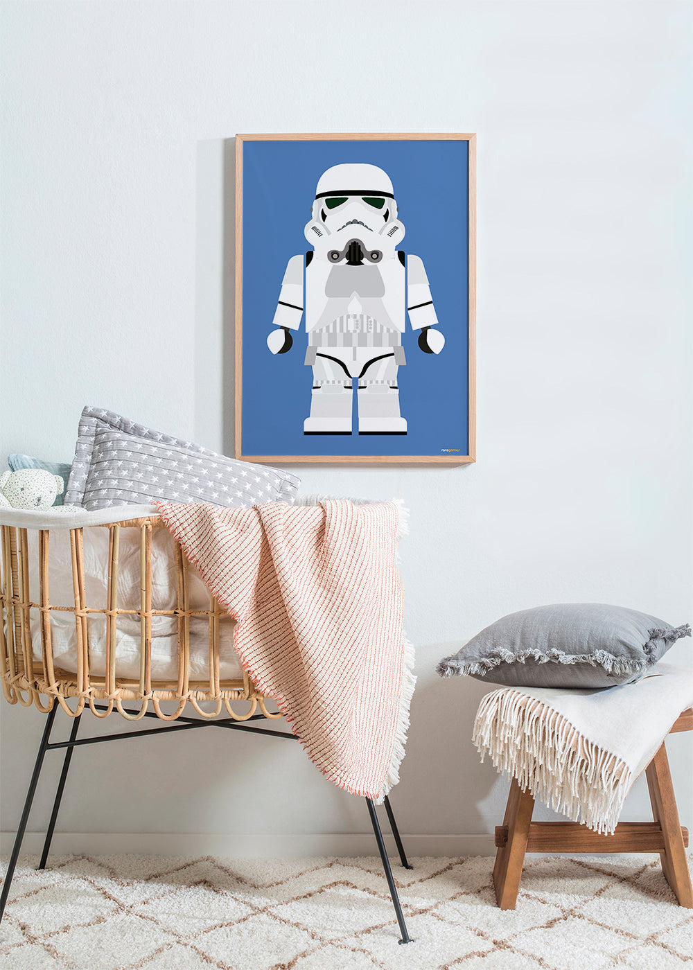 Plakat dziecięcy Stormtrooper zabawka na niebieskim tle
