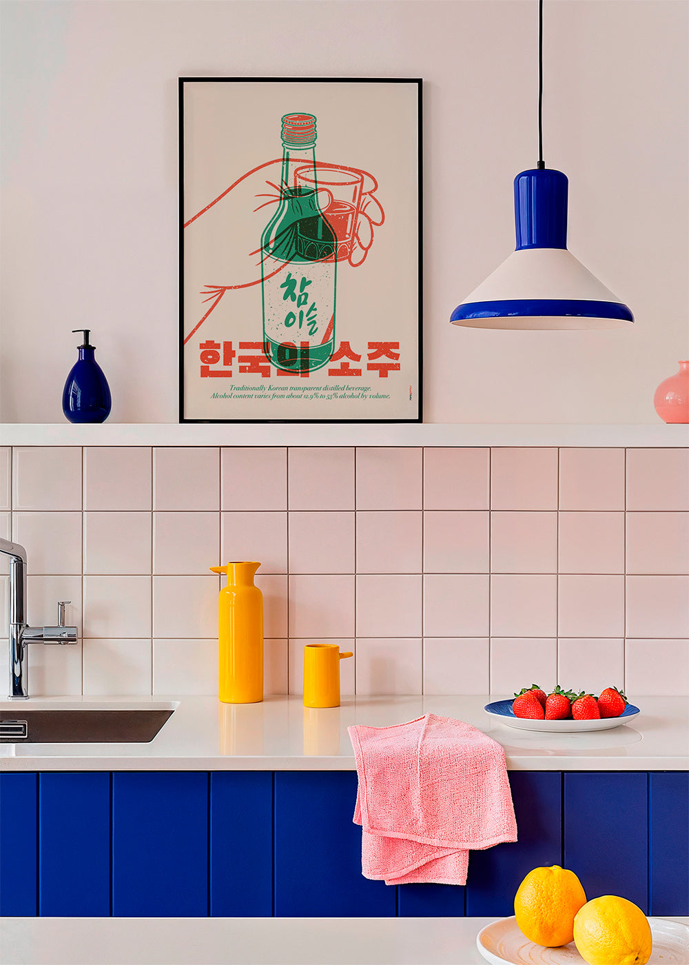 Sztuka do kuchni z ilustrowaną butelką soju