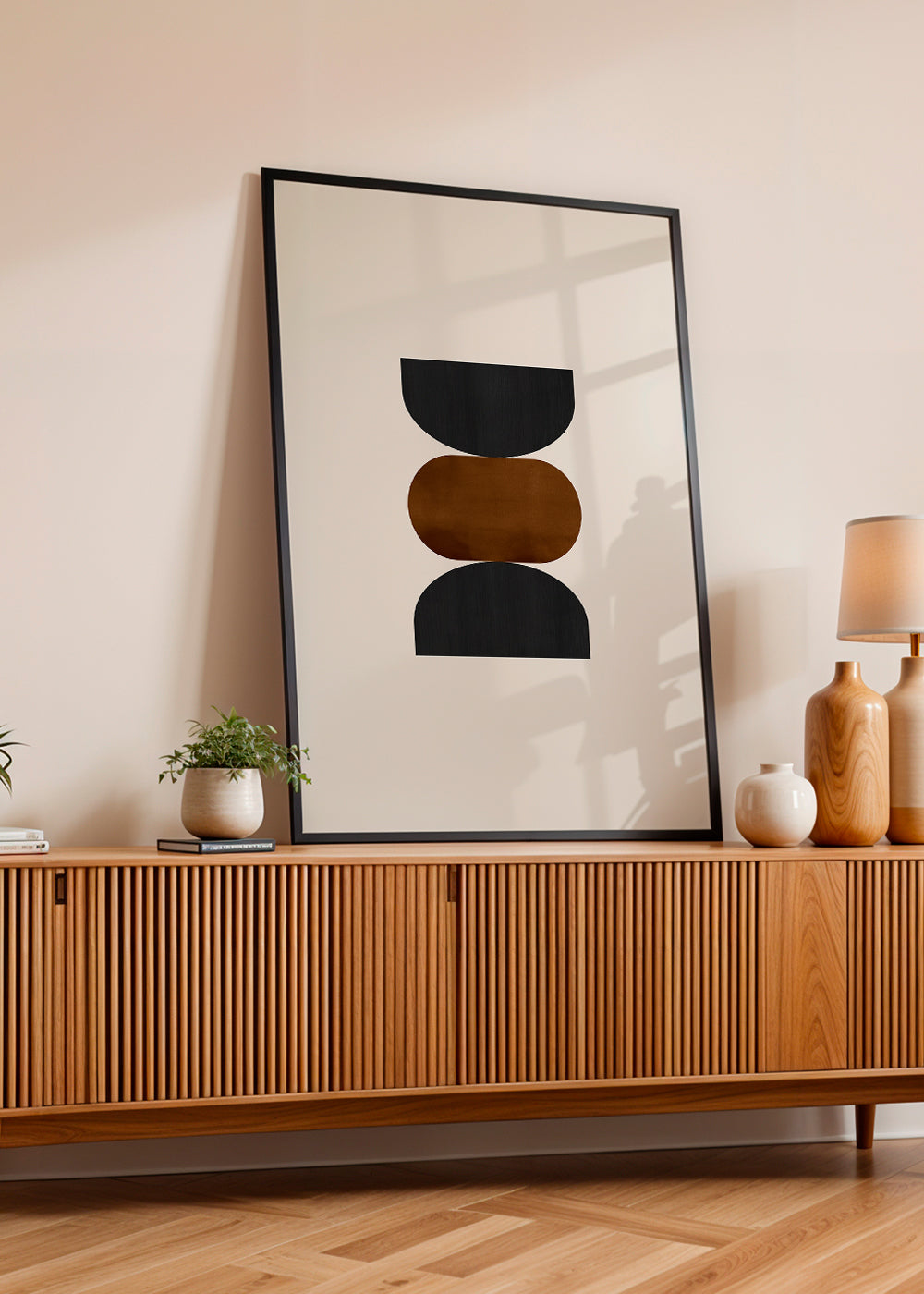 Plakat geometryczny ułożony w beżu, rudzia i czerni