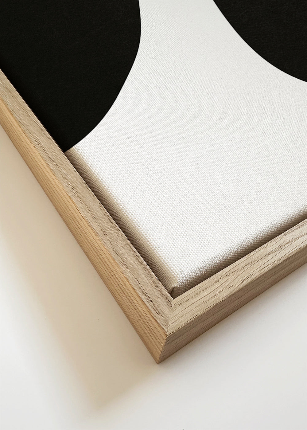 Minimalistyczny design z organicznymi czarnymi kształtami