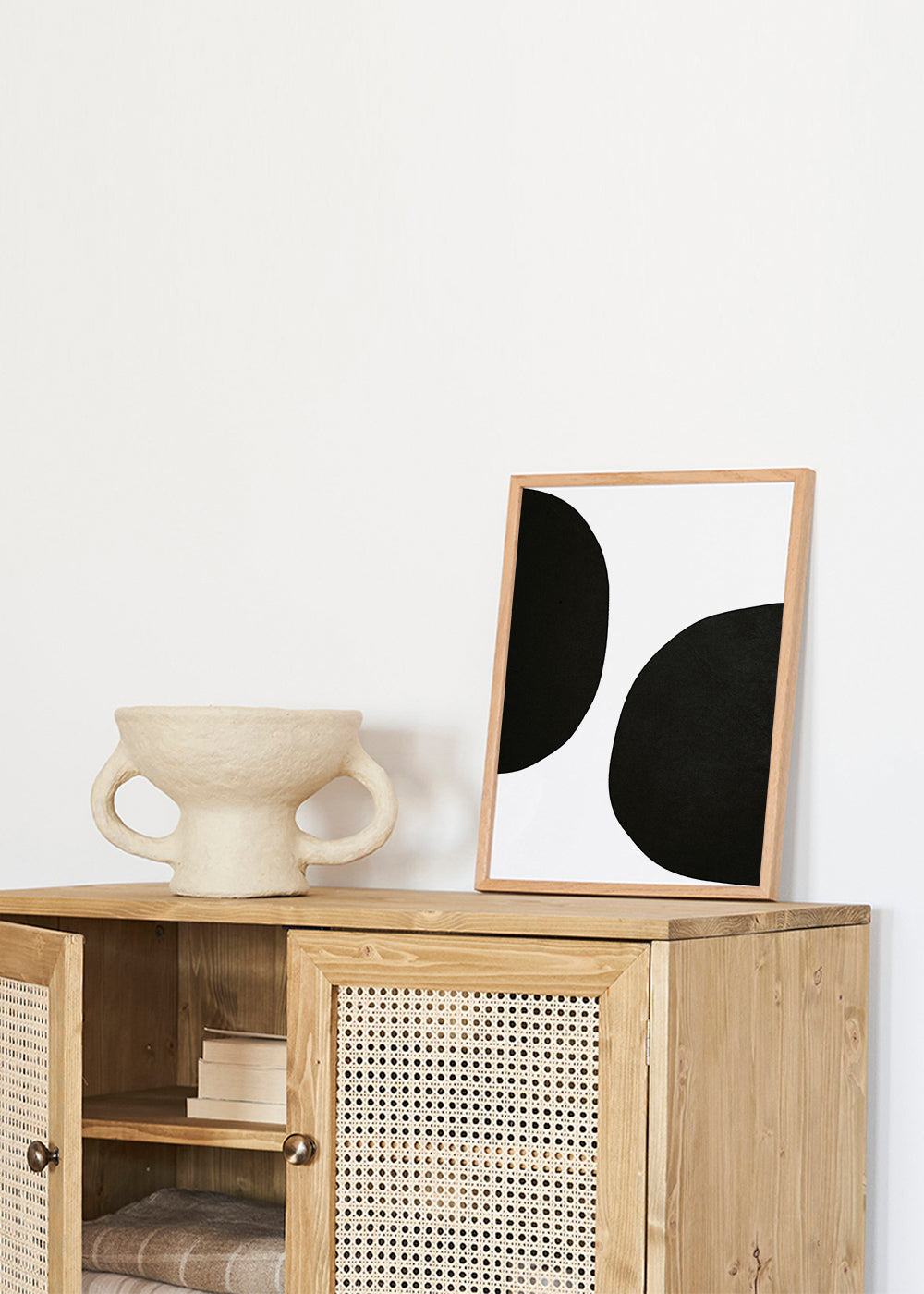 Minimalistyczny design z organicznymi czarnymi kształtami