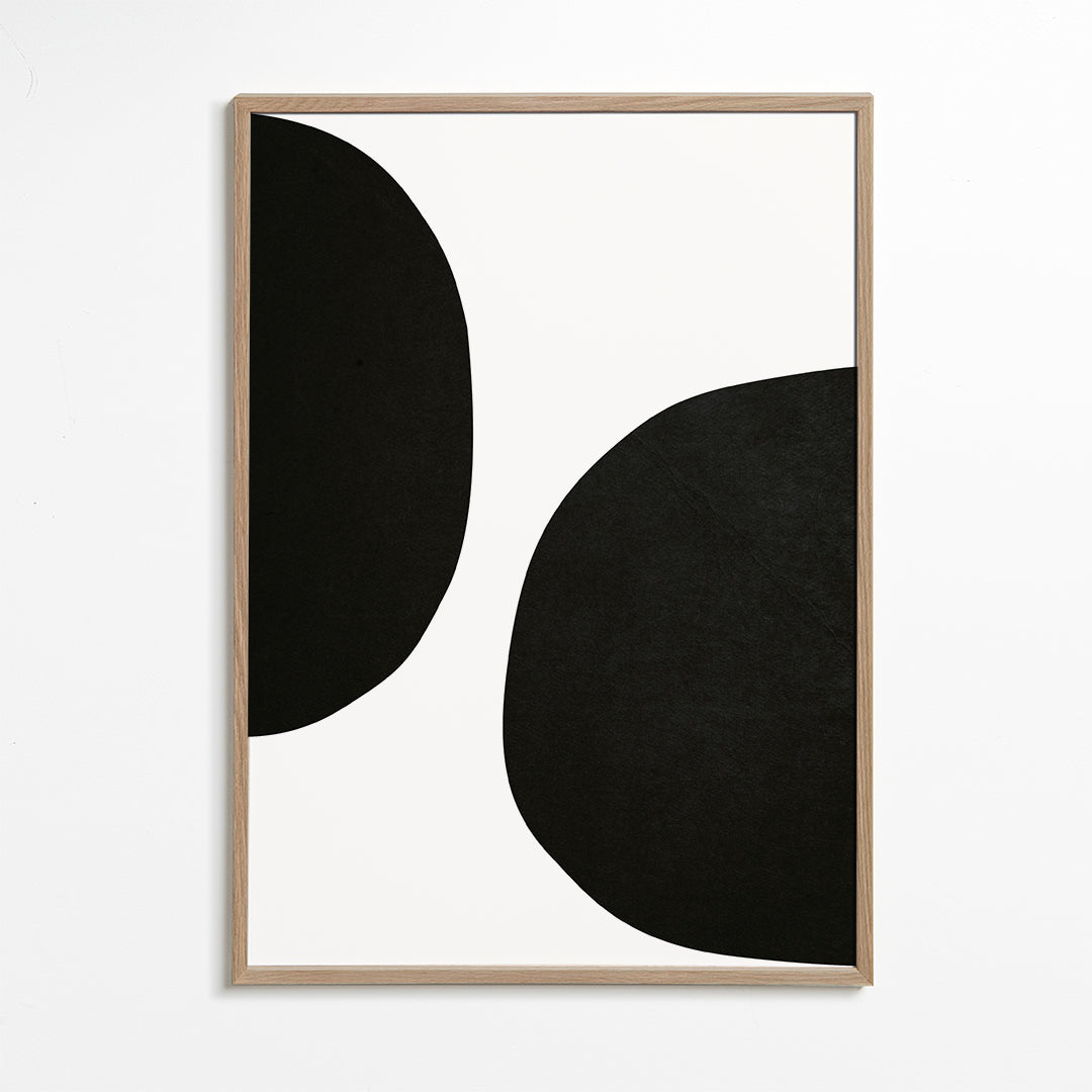 Minimalistyczny design z organicznymi czarnymi kształtami