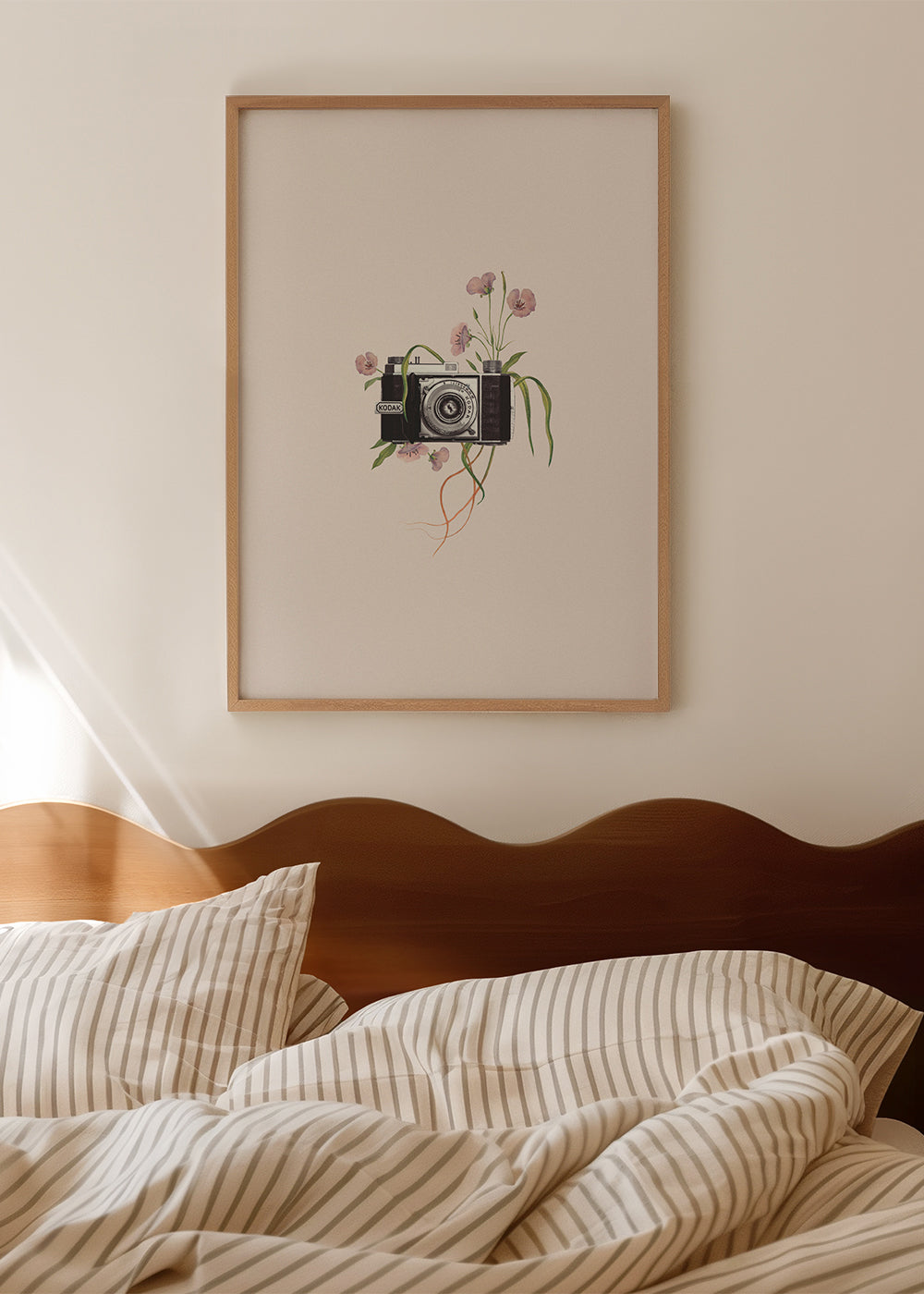 Wintage aparat fotograficzny z kwiatami