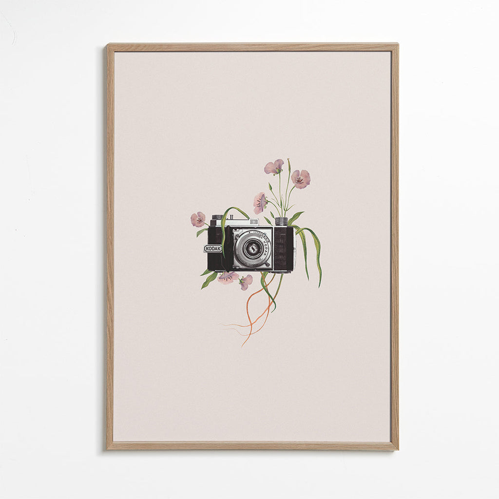 Wintage aparat fotograficzny z kwiatami