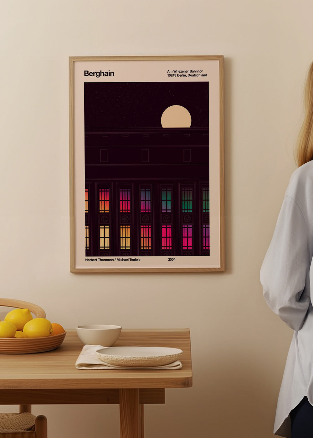Plakat miasta z oświetloną fasadą