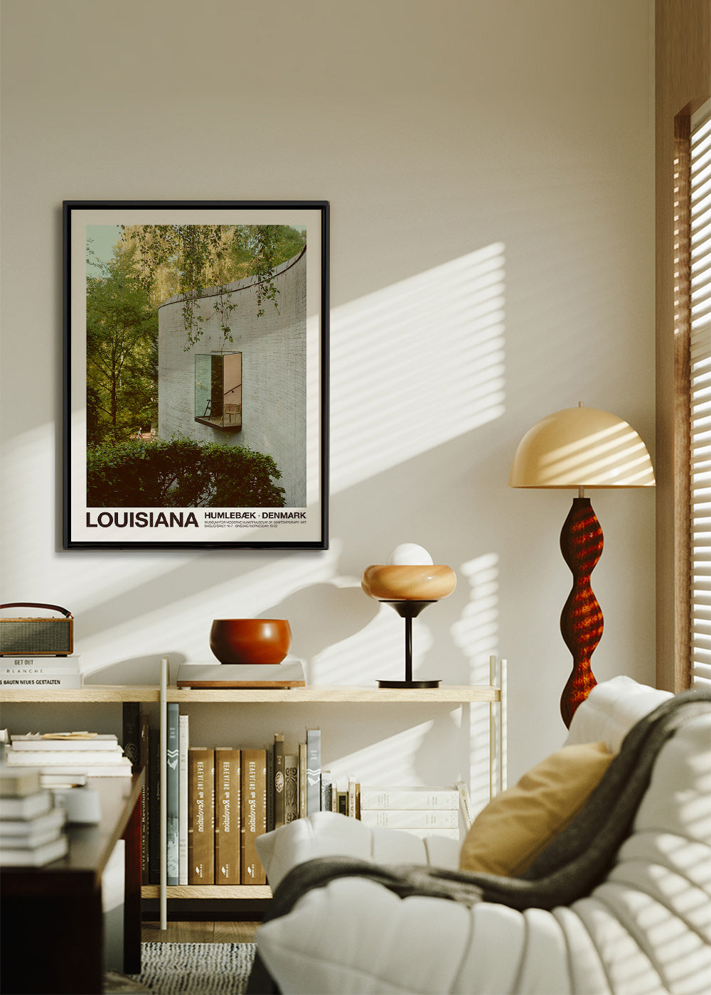 Fotografia zakrzywionej architektury z wystającym oknem
