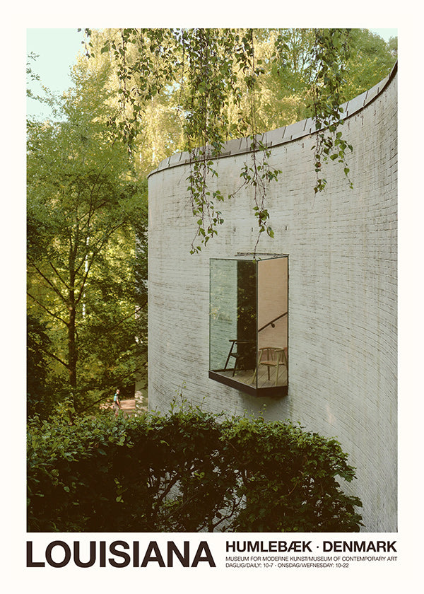 Fotografia zakrzywionej architektury z wystającym oknem
