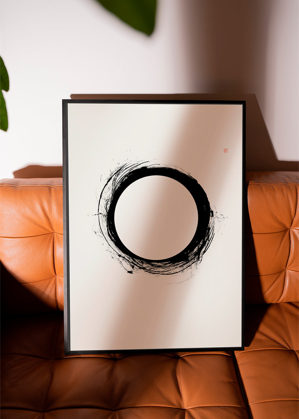 Minimalistyczne dzieło z gestycznym kołem