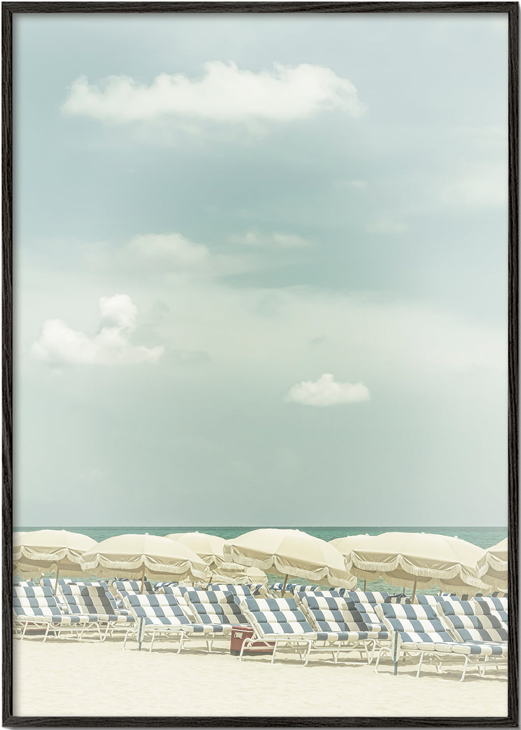 Plakat vintage plaża z parasolami i leżakami