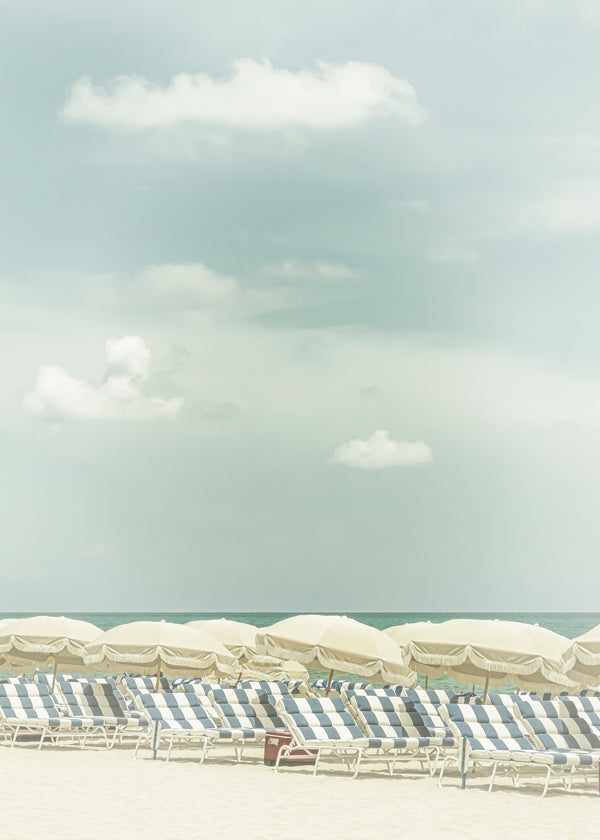 Plakat vintage plaża z parasolami i leżakami