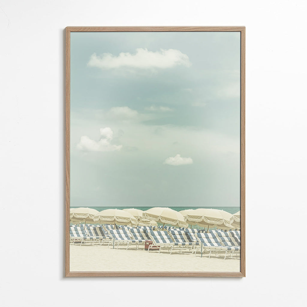 Plakat vintage plaża z parasolami i leżakami