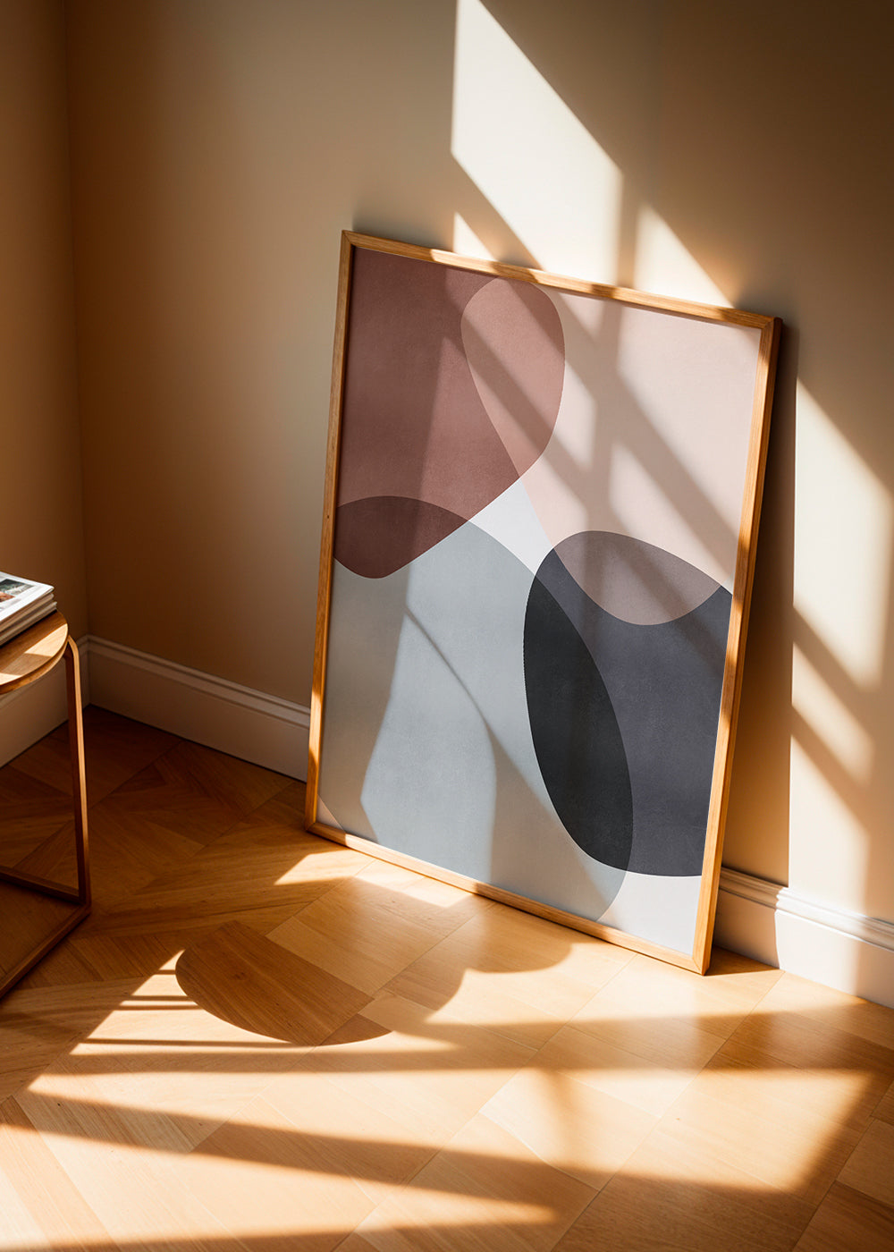Sztuka abstrakcyjna z organicznymi różowo-szarymi formami