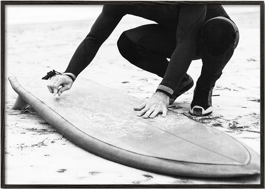 Sztuka sportowa: surfer przygotowujący deskę