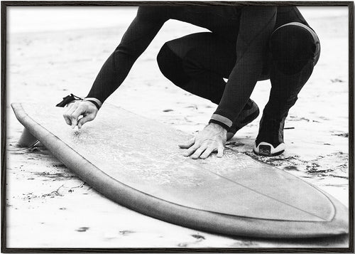 Sztuka sportowa: surfer przygotowujący deskę