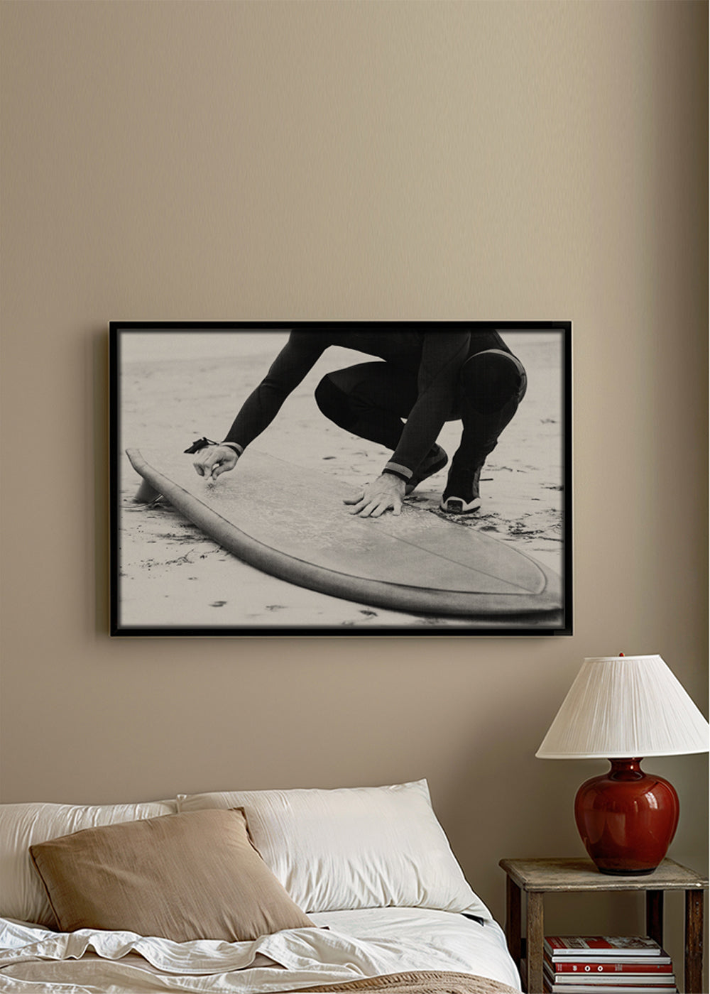 Sztuka sportowa: surfer przygotowujący deskę