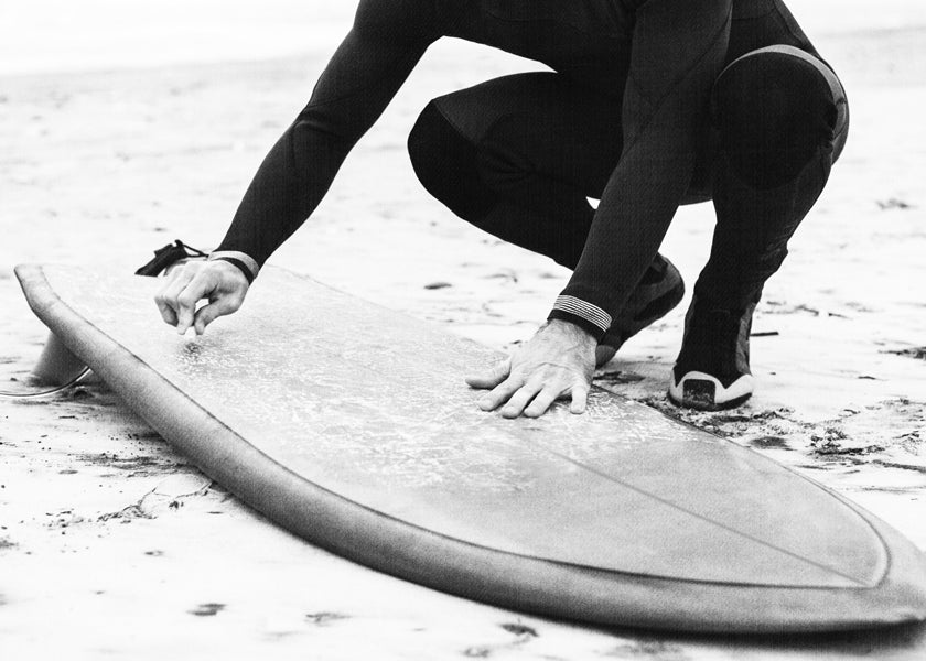 Sztuka sportowa: surfer przygotowujący deskę